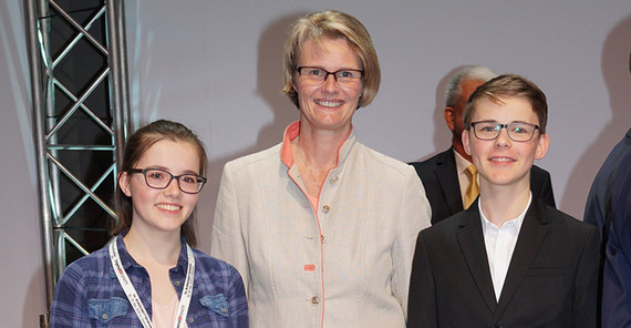 Bildungsministerin Anja Karliczek (Mitte) gratulierte den jungen Preisträgern bei der Verleihung am 19. Mai 2019. Foto: Kristian Müller Bildungsministerin Anja Karliczek (Mitte) gratulierte den jungen Preisträgern bei der Verleihung am 19. Mai 2019. Foto: Kristian Müller