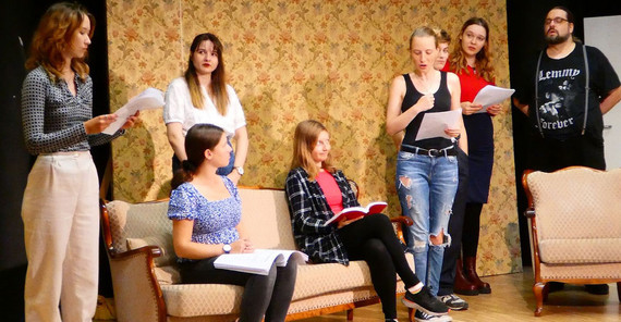 Studierende der English Drama Group bei den Proben zu „Pride and Prejudice“ Studierende der English Drama Group bei den Proben zu „Pride and Prejudice“
