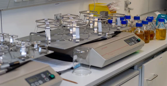 Zellkulturschuettler | Foto: Tobias Hopfgarten