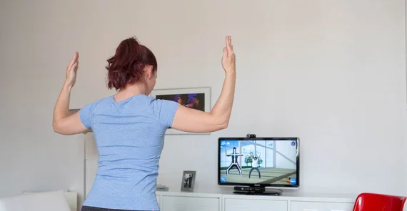 Telemedical rehab program in front of the TV – and with a camera. Photo: Matthias Heyde (Fraunhofer Institut für offene Kommunikationssysteme - FOKUS)