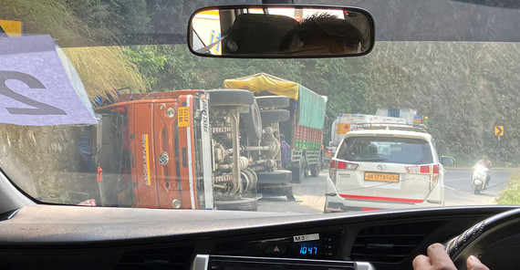 Ein umgestürzter Lastwagen entlang des Weges.