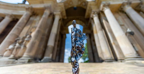 Physischer Voltaire-Preis vor der Kolonnade am Neuen Palais.