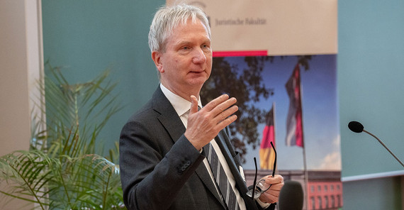 Mensch hält einen Vortrag.