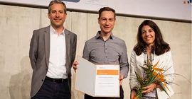 Dr. Robert Hauffe (Mitte) bei der Verleihung des Promotionspreises der Deutschen Diabetes Gesellschaft (DDG). Außerdem: Dr. Robert Schwenk von Sanofi Aventis Deutschland GmbH (links), dem Sponsor des Preises, und die Laudatorin Prof. Julia Szendrödi vom Universitätsklinikum Heidelberg (rechts).