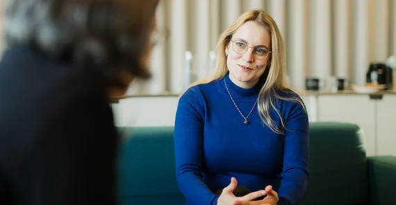 Tina Kowalzik in an interview sitting on a sofa.