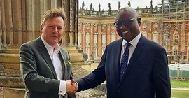 Universitätspräsident Prof. Oliver Günther empfängt den Botschafter Namibias auf der Freitreppe am Neuen Palais