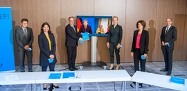 Die Expertenkommission mit Prof. Dr. Katharina Hölzle (3.v.r.) übergibt das Gutachten an Bundeskanzlerin Angela Merkel | Foto: David Ausserhofer