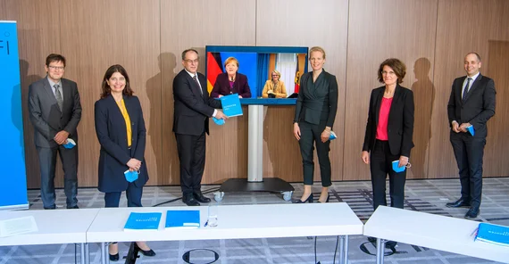 Die Expertenkommission mit Prof. Dr. Katharina Hölzle (3.v.r.) übergibt das Gutachten an Bundeskanzlerin Angela Merkel | Foto: David Ausserhofer