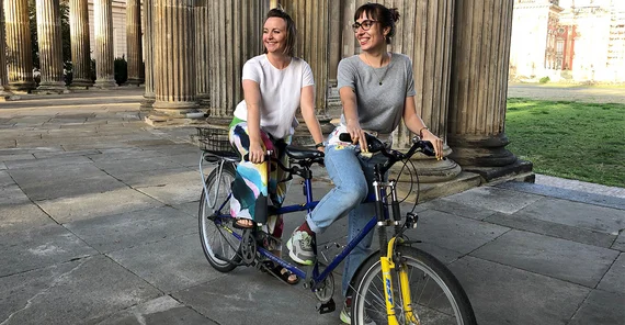 Ein gutes Tandem: Absolventin Ronja Wieltsch (r.) und ihre Mentorin Viola Tasch (l.)