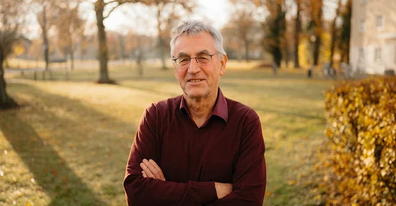 Prof. Dr. Christoph Schroeder vor herbstlich-winterlicher Kulisse an einem Standort der Universität Potsdam.