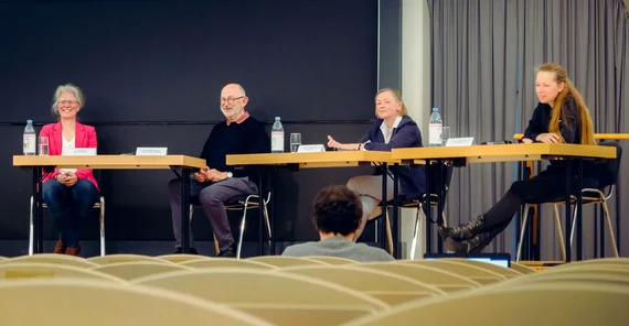 v.l.n.r.: Dr. Silke Engel (Leiterin der Presse- und Öffentlichkeitsarbeit), Prof. Dr. Dieter Wagner (Vorsitzende der Universitätsgesellschaft), Prof. Dr. Barbara Krahé (Professorin für Sozialpsychologie) und Prof. Dr. Ulrike Lucke (Leiterin des Lehrstuhls Komplexe Multimediale Anwendungsarchitekturen) | Foto: Reinhold Engel