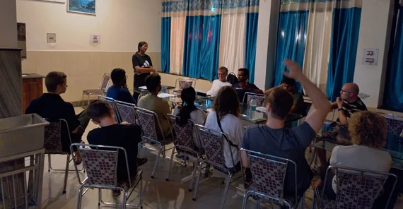 Diskussion über Tourismus, Pilgerreisen und Naturgefahren.