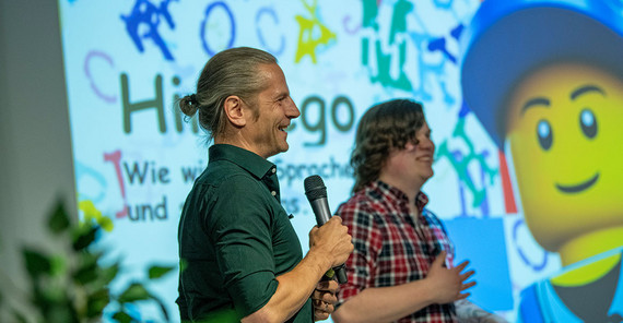 Dr. Hans-Georg Müller mit Science Slam Moderator Bryan Nowack Dr. Hans-Georg Müller, einer der Sieger des 2. Brandenburger Science Slams in Velten, mit Moderator Bryan Nowack (v.l.n.r.).
