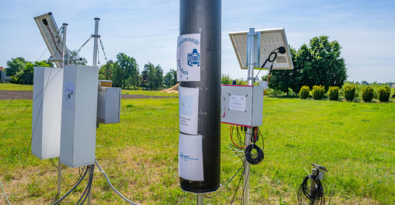 Eine der CRNS-Sonden des neuen „Bodenfeuchte-Netzwerks Brandenburg“.