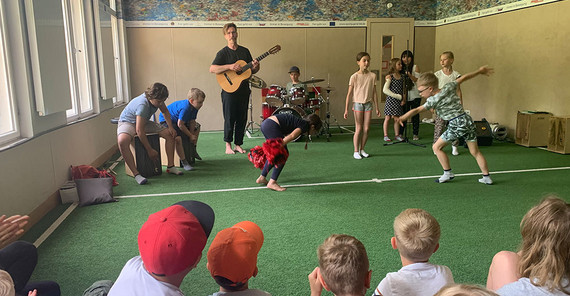 Musik im Fußballraum des Horts der LSB-Sportservice Brandenburg gGmbH | Foto: Antje-Horn-Conrad Musik im Fußballraum des Horts der LSB-Sportservice Brandenburg gGmbH | Foto: Antje-Horn-Conrad