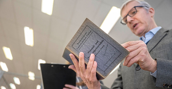 Ralf Müller holds the staff directory of the of the College of Teacher Education from the academic year 1949/50.