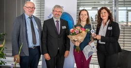 Dr. Anna Heidenreich, Gewinnern des Better World Awards 2023, mit Prof. Dr. Dieter Wagner, Vorstandsvorsitzender der Universitätsgesellschaft Potsdam, Axel Vogel, Minister für Landwirtschaft, Umwelt und Klimaschutz des Landes Brandenburg sowie Kerstin Kosanke, Geschäftsführerin der LAND BRANDENBURG LOTTO GmbH.