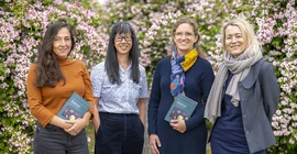 Vier Frauen mit einem gemeinsamen Buch