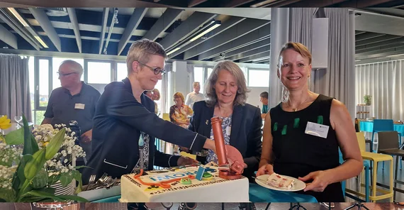 Die beiden Vorsitzenden des Kuratorium und die Geschäftsführerin von proWissen schneiden die Geburtstagstorte an