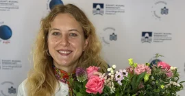 Valeriya Denisova mit Blumen