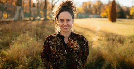 Portraitaufnahme von Dr. Marta Lupica Spagnolo in goldenfarbender Wiese.