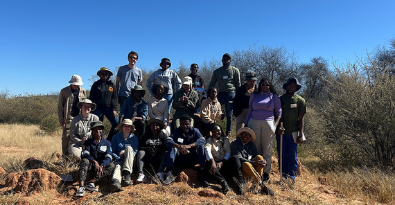 Gruppenfoto von Forschenden in der Savanne