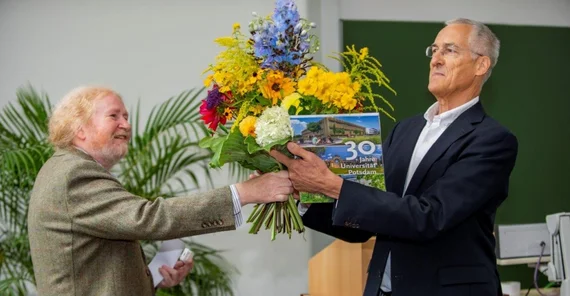 Das Bild zeigt Prof. Manfred Strecker, Ph.D. Das Foto ist von Tobias Hopfgarten.