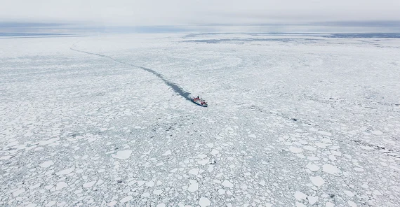 Luftaufnahme des Forschungsschiffes "Polarstern" in einem Eismeer umgeben von Eisschollen.