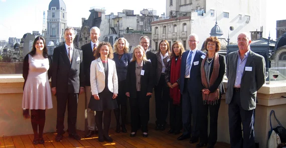 Vertreter der beteiligten Wissenschaftseinrichtungen und Forschungsförderer bei der Eröffnung des Graduiertenkollegs „StRATEGy“ in Buenos Aires. Mit dabei von der Universität Potsdam: Prof. Manfred Strecker, Ph.D., Sprecher des Kollegs (3.v.l.), und Prof. Helmut Elsenbeer, Ph.D., Dekan der Mathematisch-Naturwissenschaftlichen Fakultät (3.v.r.). Foto: Dr. Andreas Bergner, Institut für Erd- und Umweltwissenschaften.