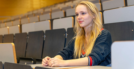 Juniorstudentin Mattea Wernicke im Hörsaal. | Foto: Tobias Hopfgarten