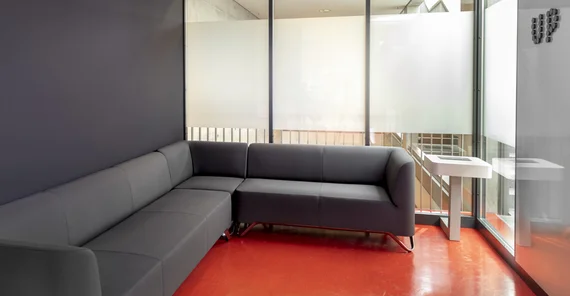 Funktionale Arbeitsplätze und eine Lounge in modernen Acoustic Pods im Hörsaalgebäude auf dem Campus Griebnitzsee | Foto: Thomas Roese