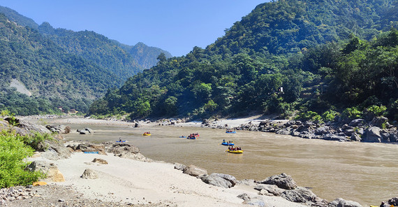 Der Ganges bei Rishikesh mit Blick flussaufwärts. Der Ganges ist hier ein beliebter Ort für Rafting. Der Ganges bei Rishikesh mit Blick flussaufwärts. Der Ganges ist hier ein beliebter Ort für Rafting.