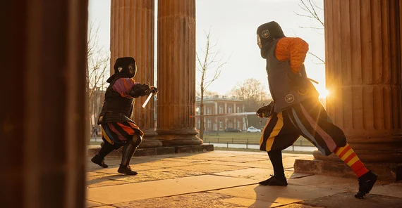 Zwei Schwerkämpfer in den Kolonnaden am Campus Neues Palais.