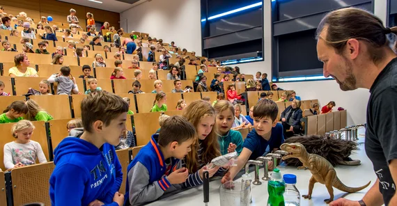 Der Evolutionsbiologe Michael Hofreiter bei der Kinder-Uni. Foto: Karla Fritze