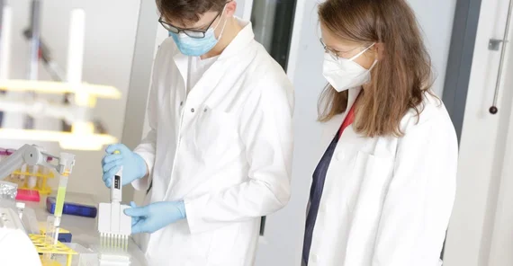 Das Bild zeigt Prof. Dr. Katja Arndt und Marik Müller im Labor. Das Foto ist von Sandra Scholz.