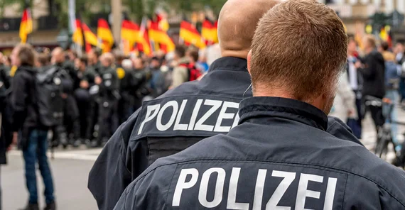 Polizei steht vor Demonstrierenden