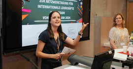 Marie Rüdiger vom Potsdamer Refugee Teachers Program begrüßt die Gäste der Tagung.