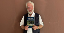 Dr. Thomas-Peter Gallon mit seinem Buch „Das Blutbad an italienischen Zwangsarbeitern am 23. April 1945 bei Treuenbrietzen: was wir über ein Verbrechen vom Ende des Zweiten Weltkriegs wissen“.