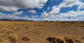 Blick nach Nordosten in die Schwemmebene der über 3000 Meter hohen Salinas Grandes im Anden-Hochplateau. Das Foto ist von Bodo Bookhagen.