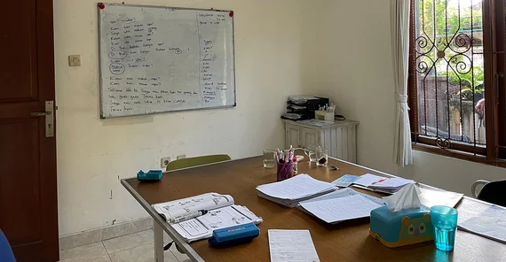 Lernraum im Language Center der Udayana-Universität.