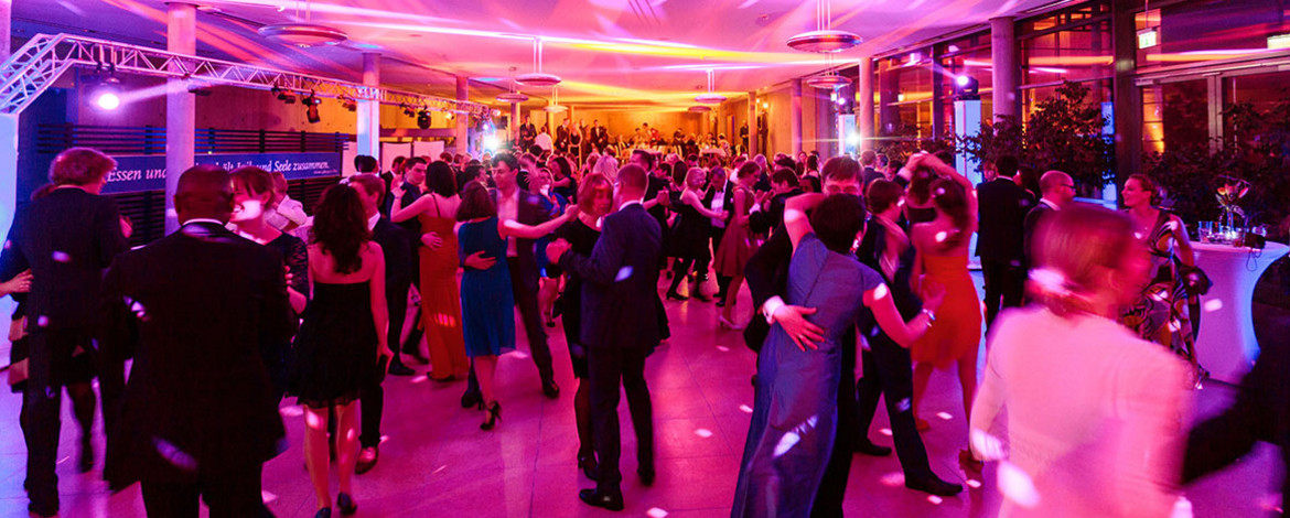 Blick auf tanzende Menschen beim Uniball Potsdam - 