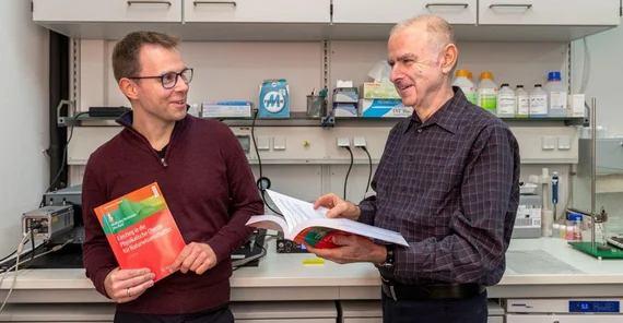 Prof. Dr. Ilko Bald und Prof. Dr. Wolfgang Bechmann und ein Lehrbuch als „Generationenprojekt“ | Foto: Thomas Roese