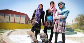 Drei afghanische Mädchen, die dank Skateistan e.V. das Skaten für sich entdeckt haben. Nicole Erfurth, Alumna der Universität Potsdam, engagiert sich von Deutschland aus für den Verein. Foto: Skateistan e.V.