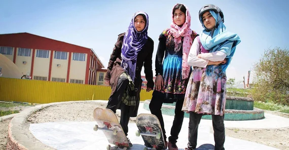 Drei afghanische Mädchen, die dank Skateistan e.V. das Skaten für sich entdeckt haben. Nicole Erfurth, Alumna der Universität Potsdam, engagiert sich von Deutschland aus für den Verein. Foto: Skateistan e.V.