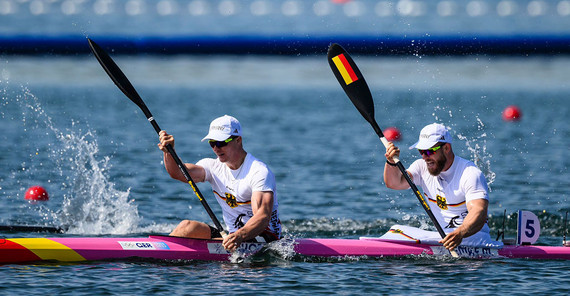 Das Bild zeigt Jacob Schopf (links) und Max Lemke (rechts) während des Wettkampfs im Kajak-Zweier, auf dem Weg zum Sieg.