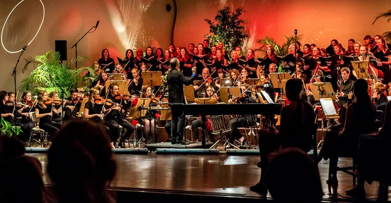 Chor und Orchester der Universität Potsdam musizieren im Nikolaisaal.