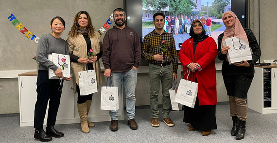 Sechs Absolventinnen und Absolventen des Refugee Teachers Programs erhielten ihre Zertifikate. Sechs Absolventinnen und Absolventen des Refugee Teachers Programs erhielten ihre Zertifikate, unter ihnen die aus der Türkei stammende Mathematiklehrerin Kerziban Cimen (2.v.r.), die die Abschlussrede hielt.