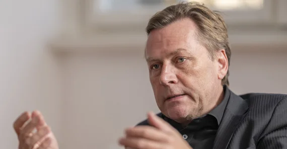 Ein Mann im Interview