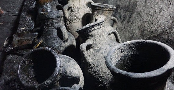 Auf dem Foto sind Tonkrüge für Olivenöl zu sehen. Das Foto ist von Valentina Meyer-Oldenburg.