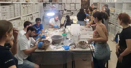 Teilnehmende der Summer School in der Werkstatt bei Freilegearbeiten.